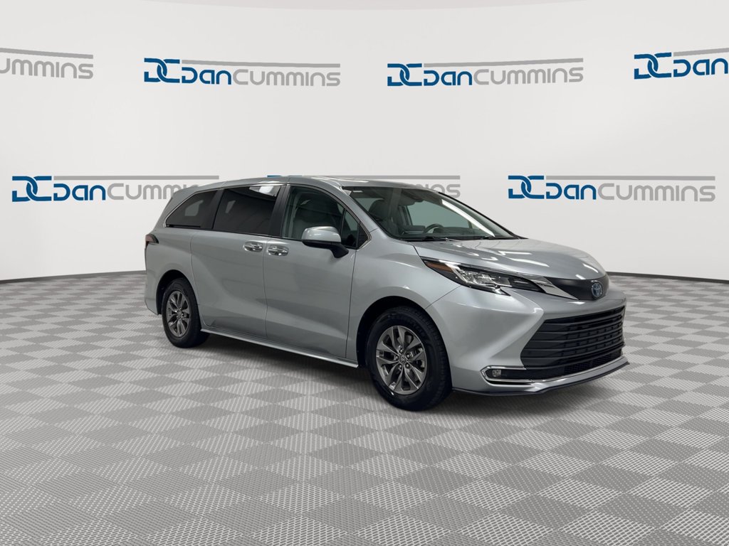 Used 2023 Toyota Sienna XLE AWD/4WD image 2