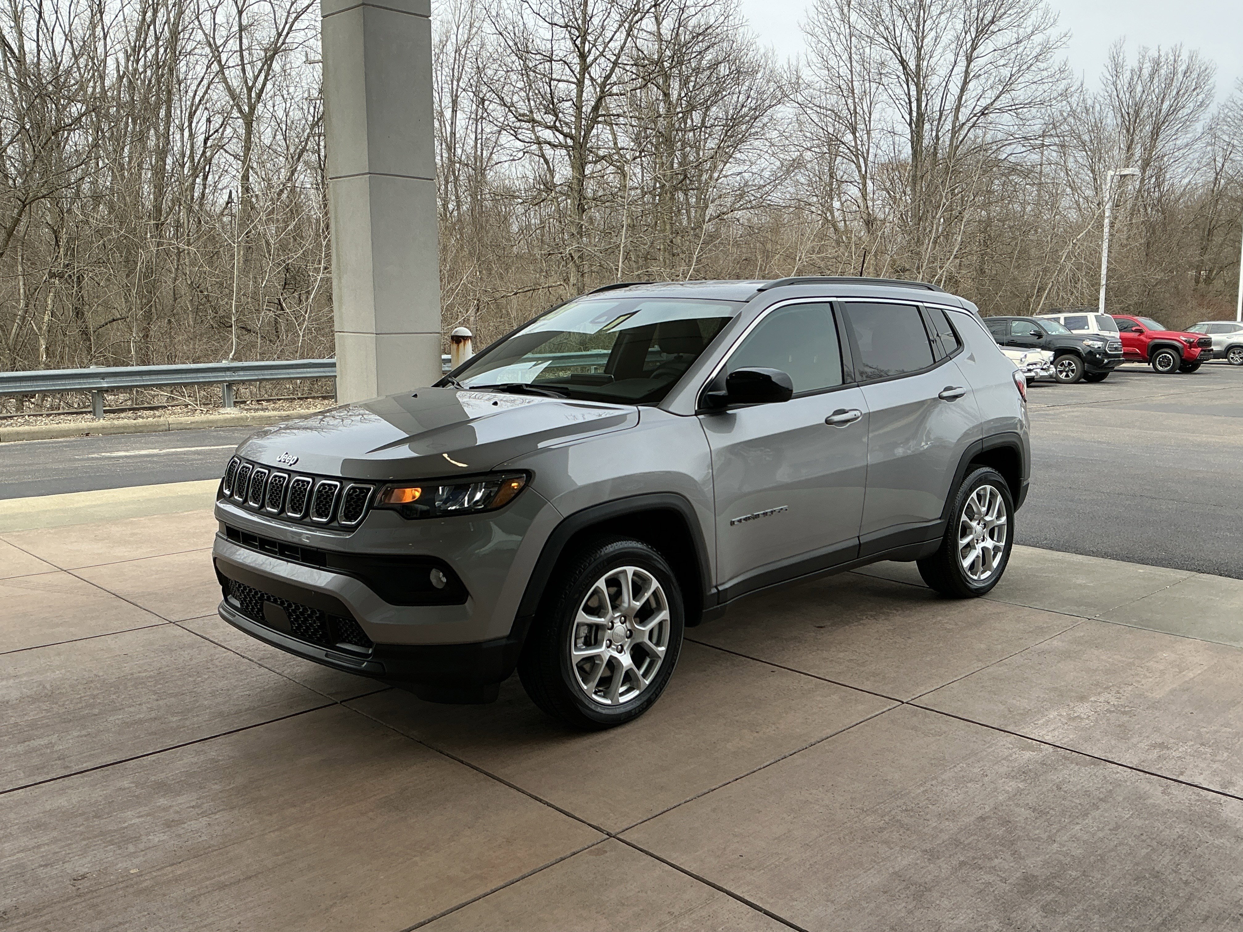 Used 2023 Jeep Compass Latitude image 3