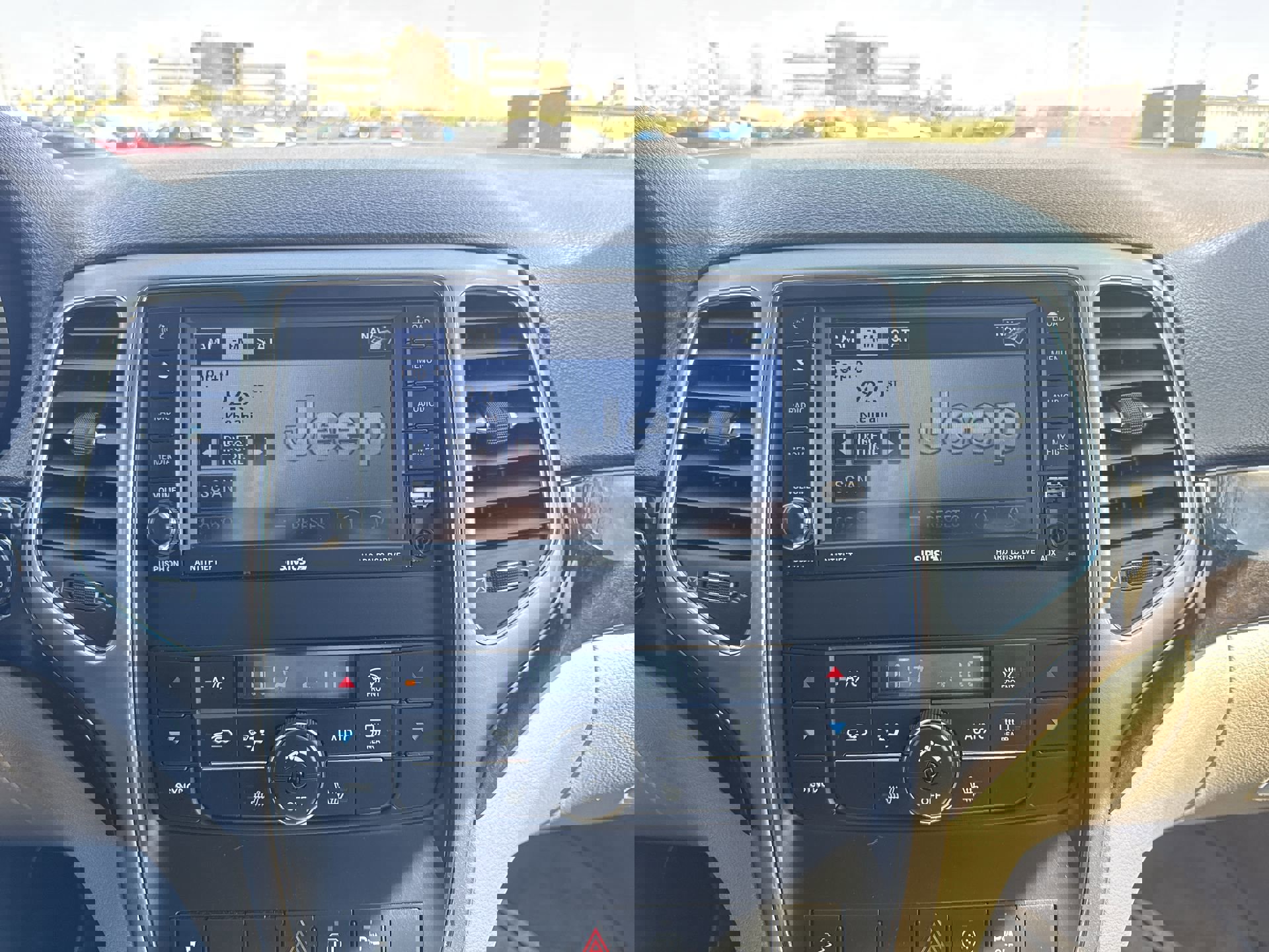 Used 2012 Jeep Grand Cherokee Laredo AWD/4WD image 16