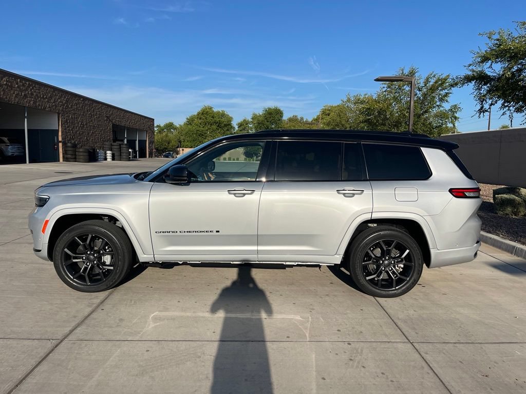 Used 2024 Jeep Grand Cherokee L Summit AWD/4WD image 11