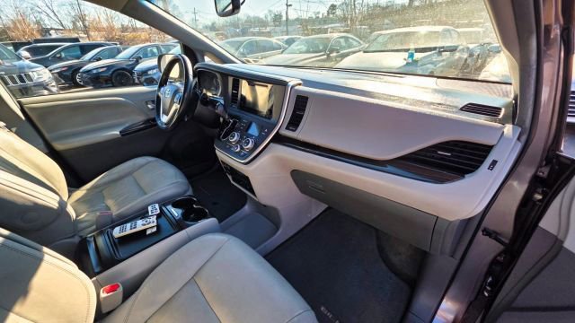 Used 2017 Toyota Sienna XLE Premium w/ Cargo Management Package image 41