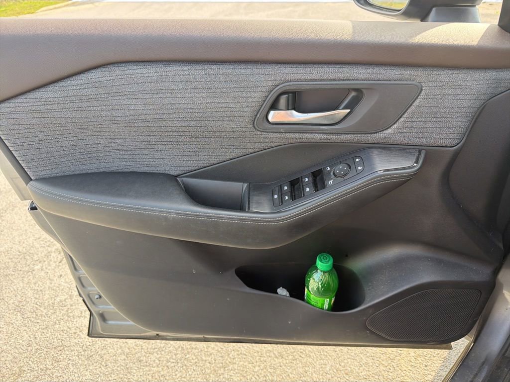 Used 2022 Nissan Rogue SV image 13