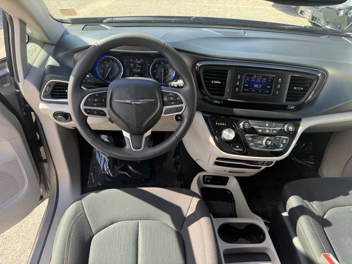 Used 2017 Chrysler Pacifica LX FWD image 10
