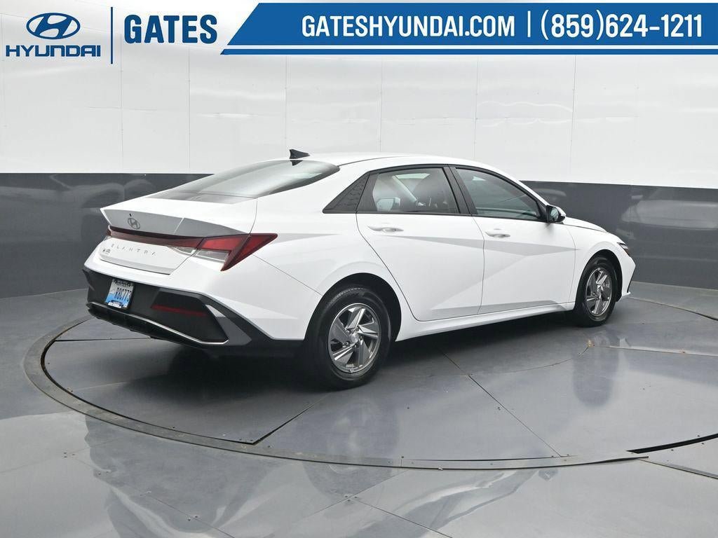 New 2025 Hyundai Elantra SE FWD image 2