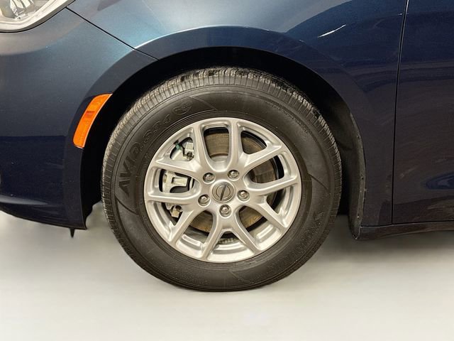 Used 2023 Chrysler Pacifica Touring-L image 17