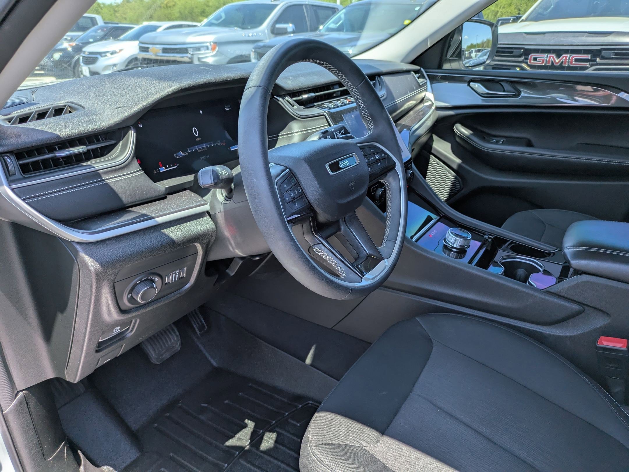 Used 2023 Jeep Grand Cherokee Laredo image 9