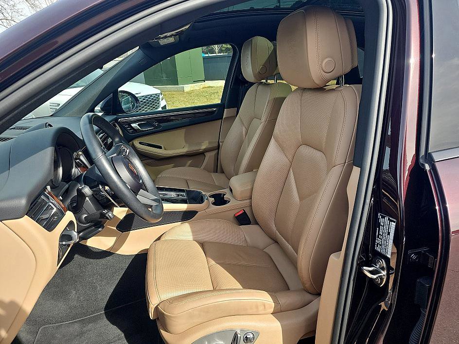 Used 2024 Porsche Macan image 16