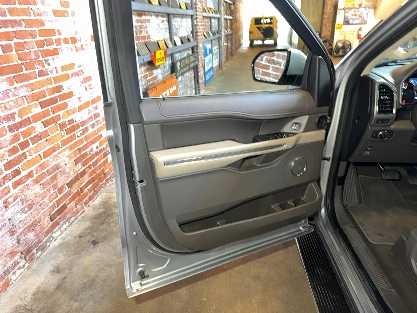 Used 2020 Ford Expedition XLT w/ Equipment Group 202A AWD/4WD image 14