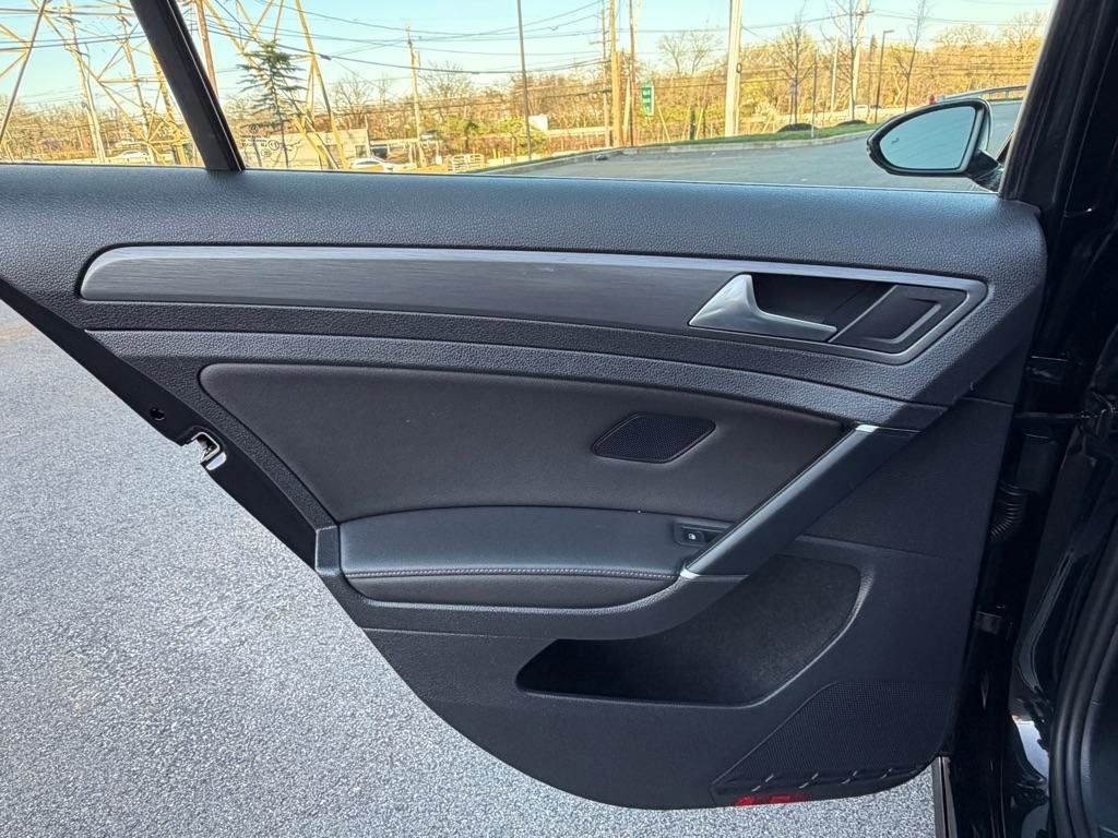 Used 2020 Volkswagen Golf 4-Door image 25