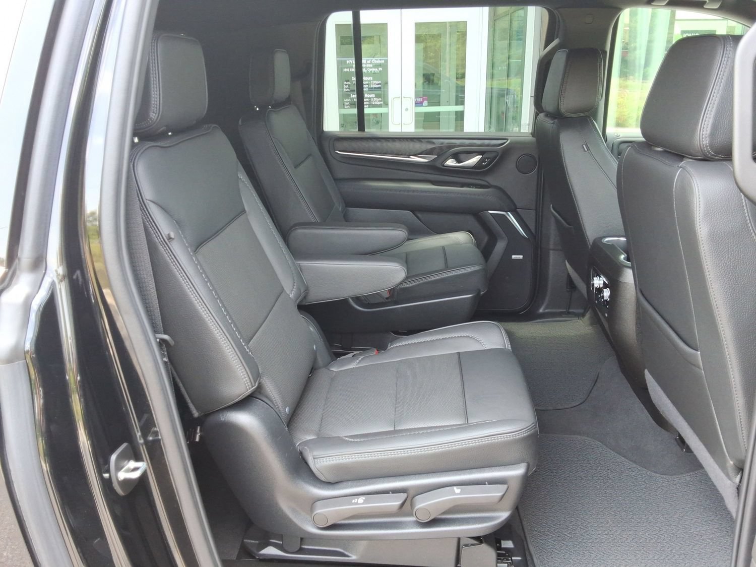 Used 2024 GMC Yukon XL Denali AWD/4WD image 36