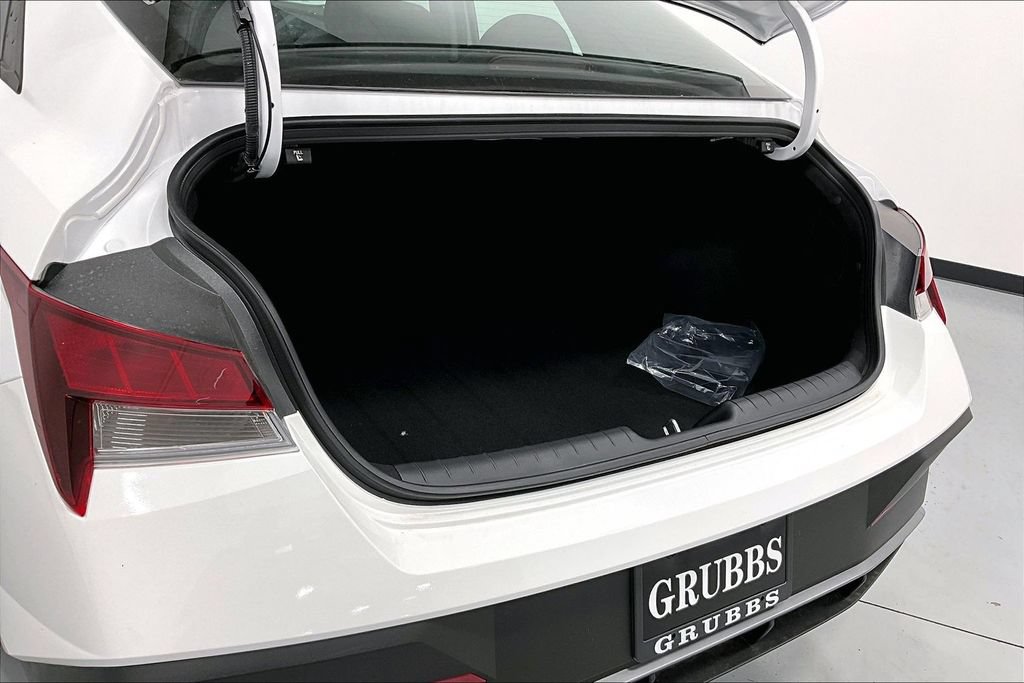 Used 2026 Hyundai Elantra SE FWD image 31