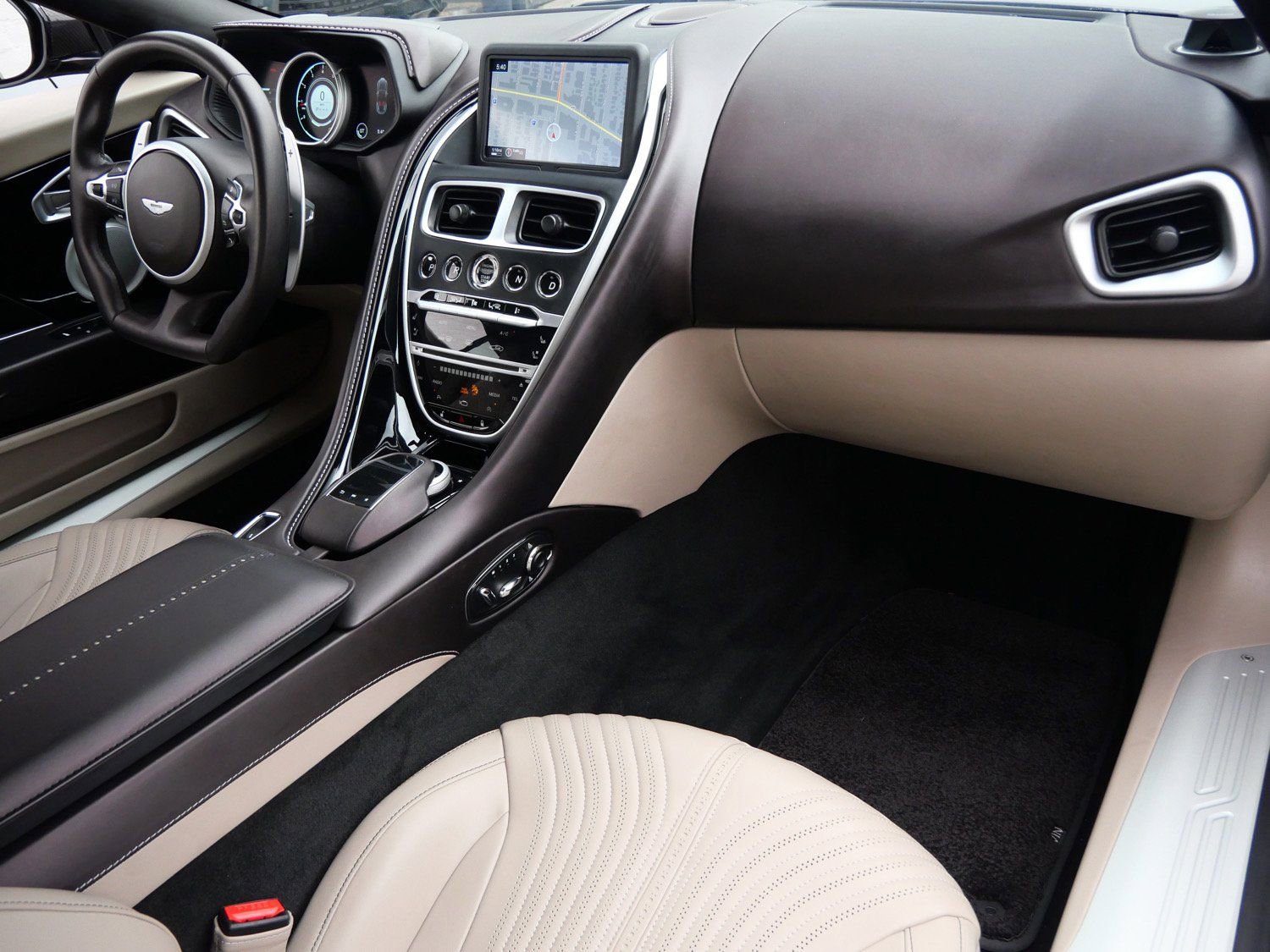 Used 2023 Aston Martin DB11 Coupe image 10