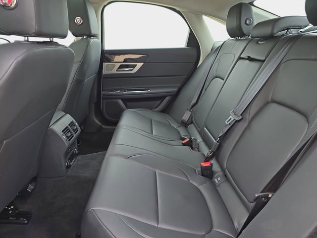 Used 2018 Jaguar XF Premium image 16