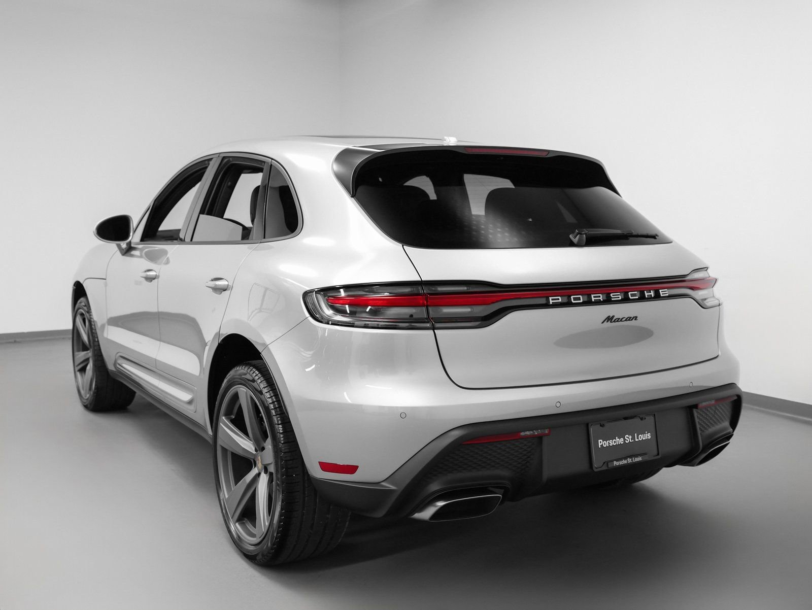 Certified 2025 Porsche Macan image 3