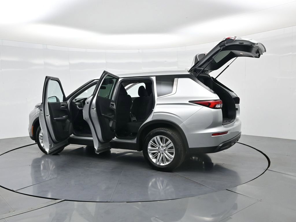 Used 2022 Mitsubishi Outlander ES image 26