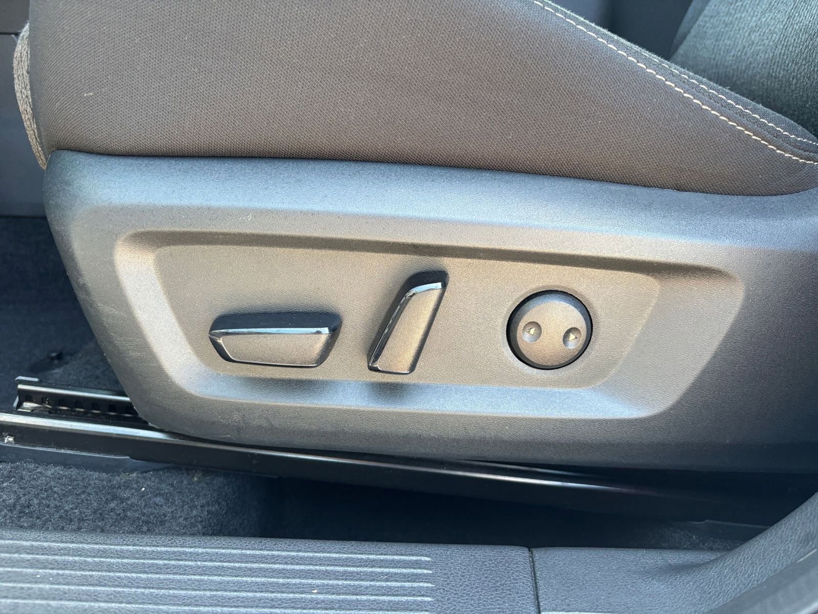 Used 2025 Nissan Rogue SV FWD image 22