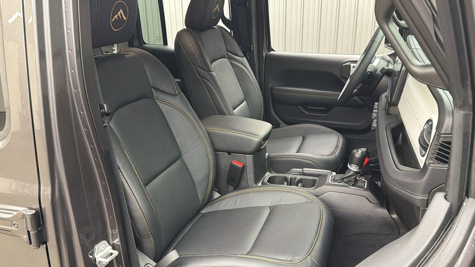 Used 2025 Jeep Wrangler Unlimited Sahara AWD/4WD image 35