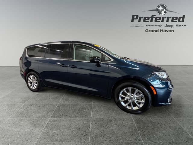 Used 2024 Chrysler Pacifica Touring-L image 9