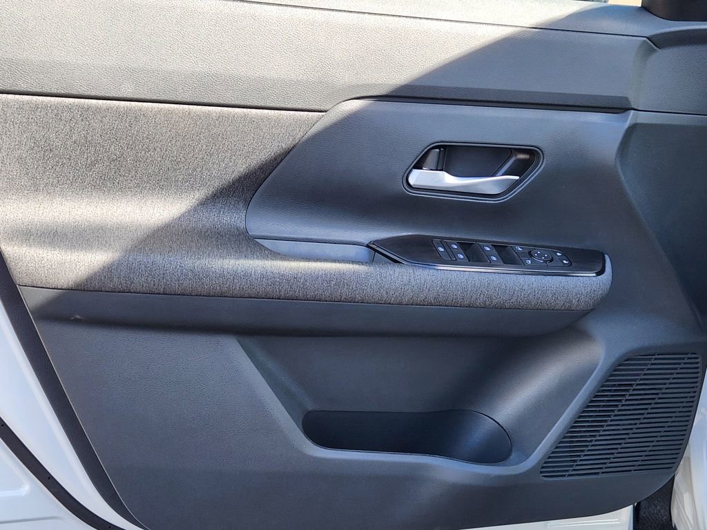 New 2025 Nissan Kicks SR w/ Illumination Package image 8