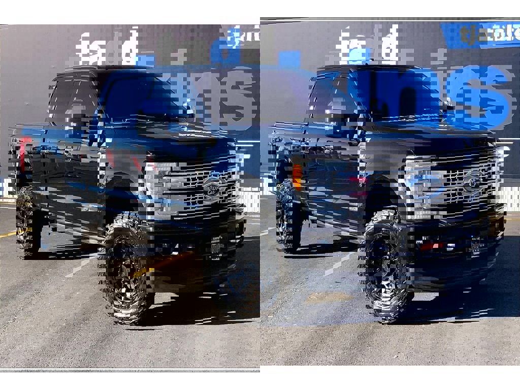 Used 2017 Ford F350 Platinum w/ Platinum Ultimate Package image 2