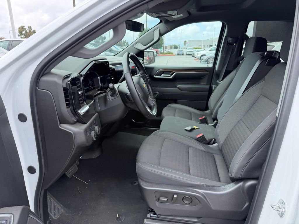 Used 2025 Chevrolet Silverado 1500 LT AWD/4WD image 4