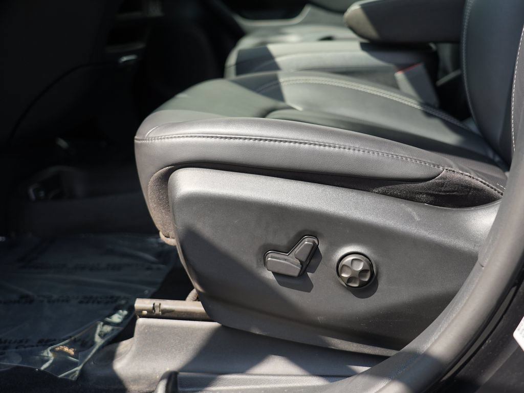 Used 2025 Chrysler Pacifica Select FWD image 15