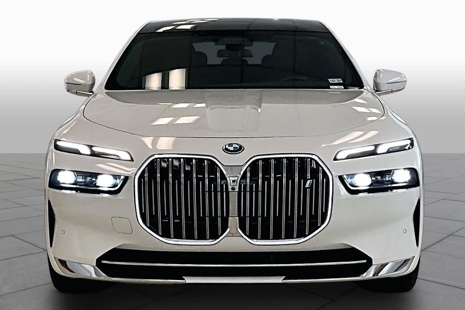 Used 2024 BMW i7 xDrive60 AWD/4WD image 3