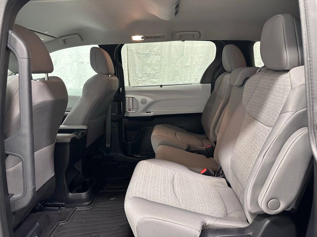 Used 2025 Toyota Sienna LE image 48
