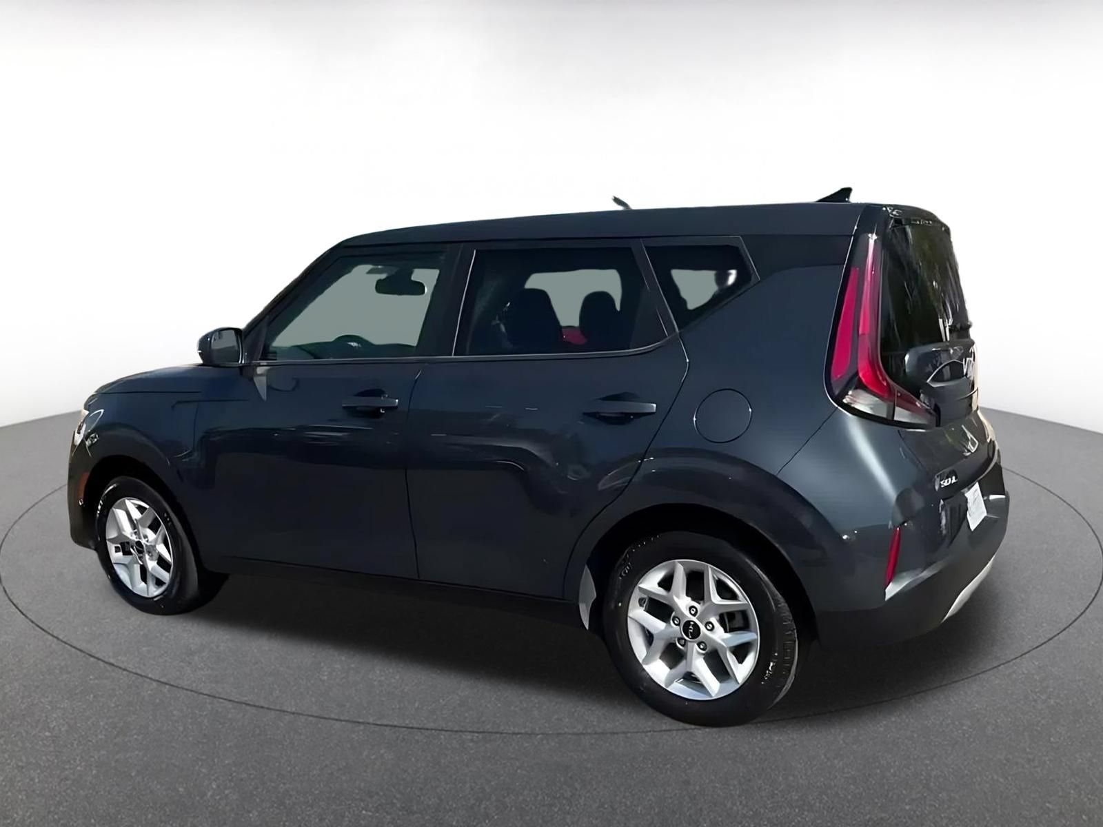 Used 2025 Kia Soul LX w/ LX Technology Package FWD image 9