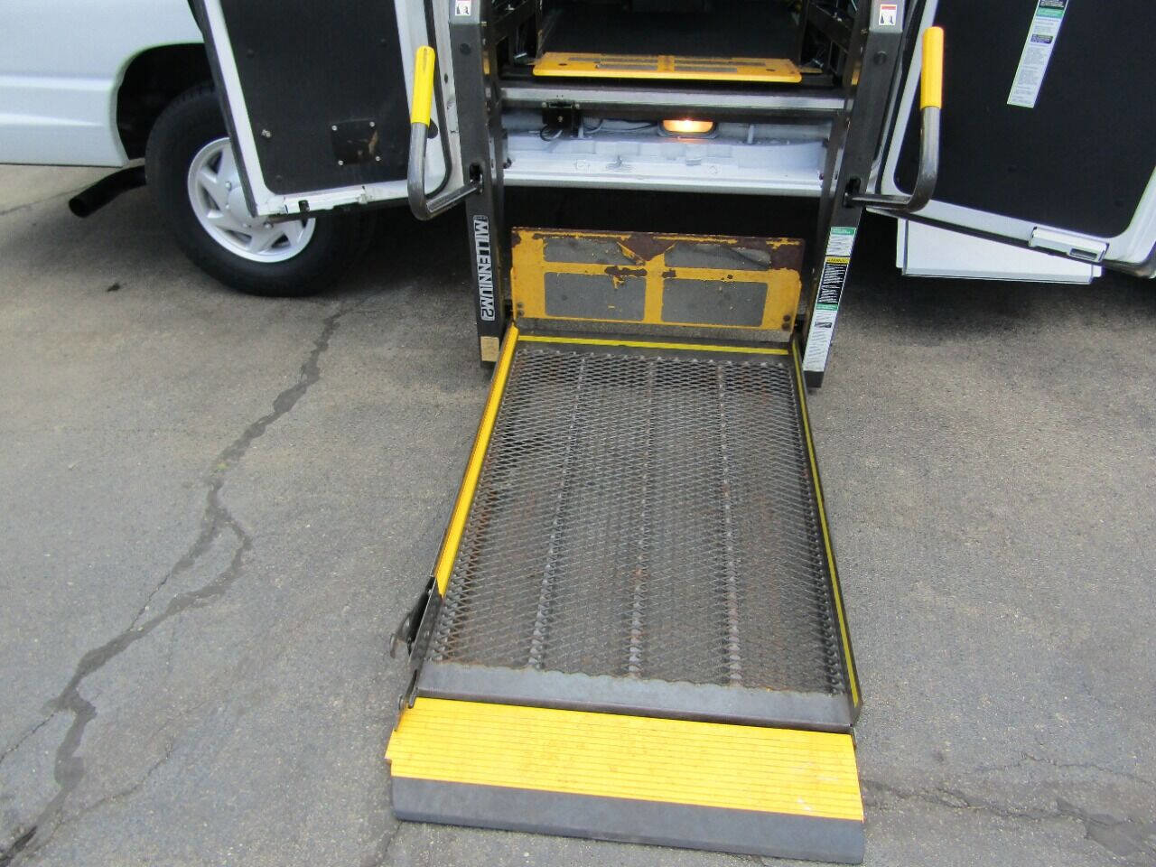 Used 2007 Ford E-350 and Econoline 350 Extended Super Duty image 11