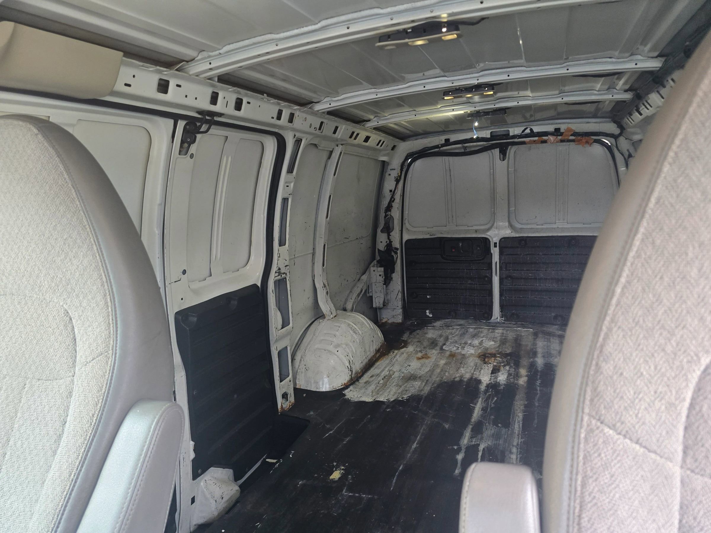 Used 2015 Chevrolet Express 2500 RWD image 17
