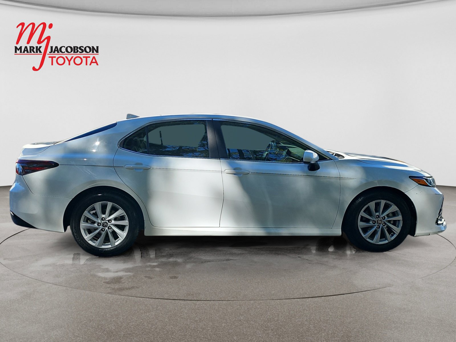 Used 2022 Toyota Camry LE FWD image 6
