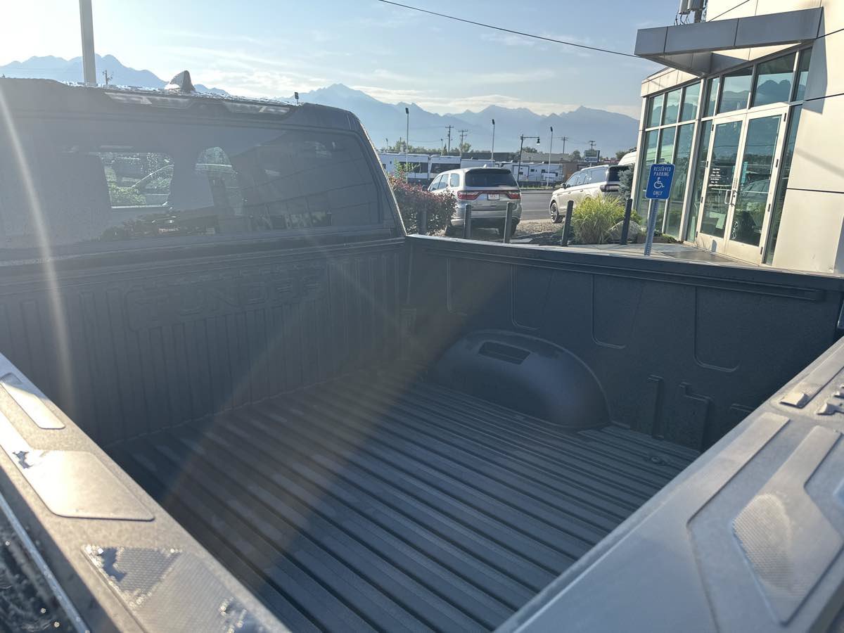 Used 2025 Toyota Tundra Limited AWD/4WD image 9