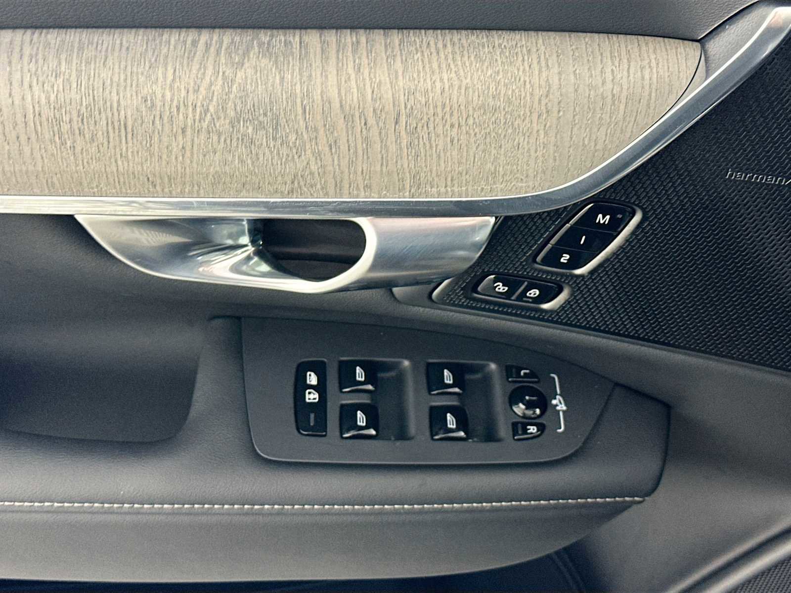 Used 2025 Volvo V90 B6 Cross Country Ultra w/ Climate Package image 16