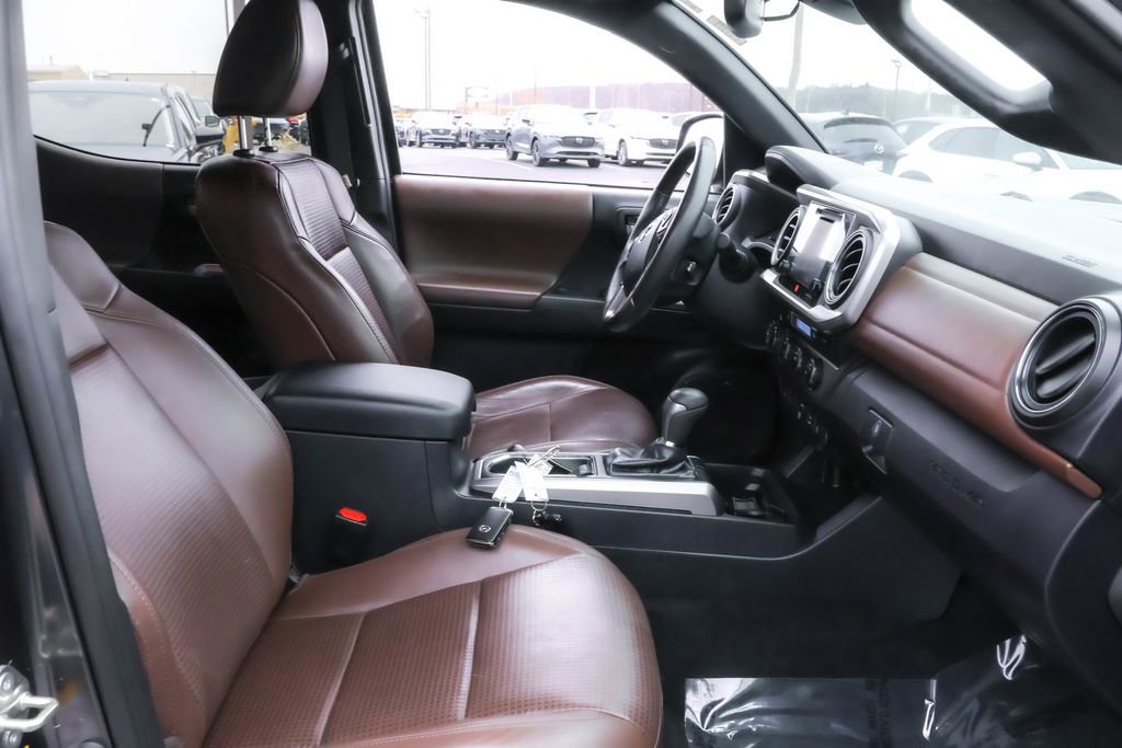 Used 2019 Toyota Tacoma Limited image 33