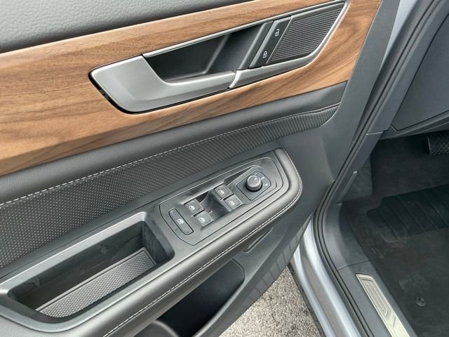 Used 2025 Volkswagen Atlas SE image 14