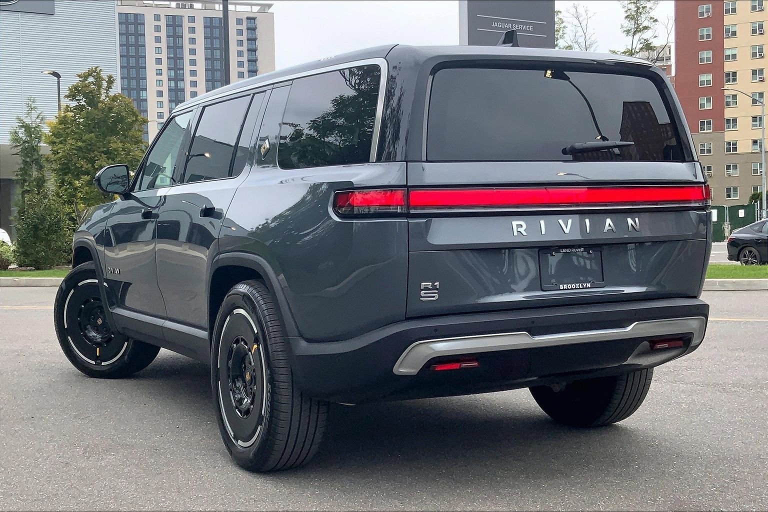 Used 2025 Rivian R1S Adventure AWD/4WD image 11
