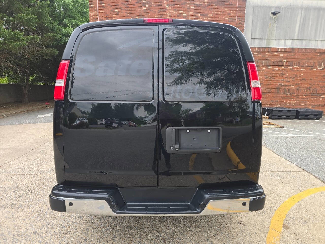 Used 2018 Chevrolet Express 2500 w/ Driver Convenience Package RWD image 4