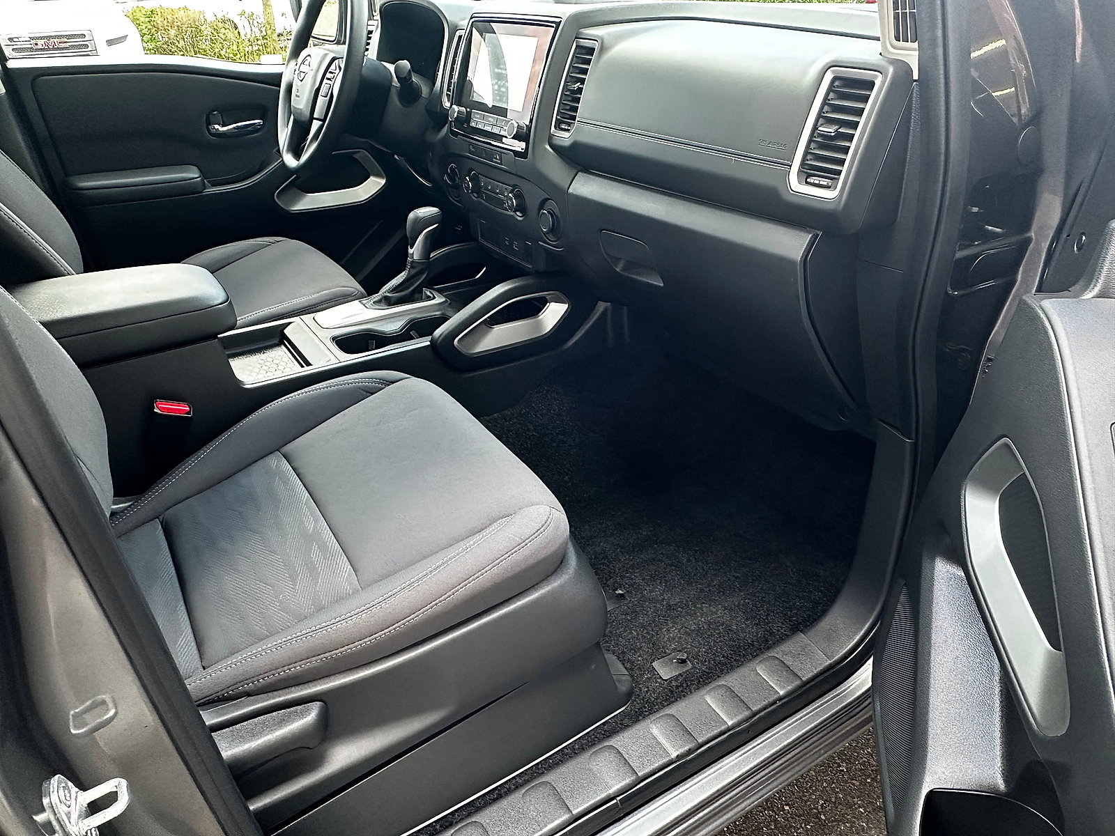 Used 2024 Nissan Frontier SV image 34