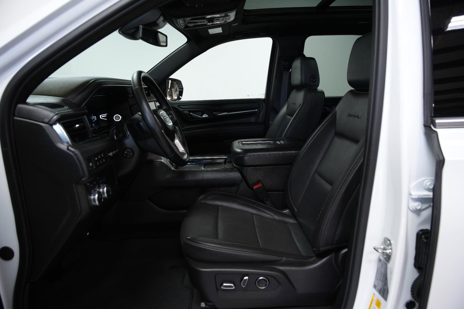 Used 2024 GMC Yukon XL Denali AWD/4WD image 30