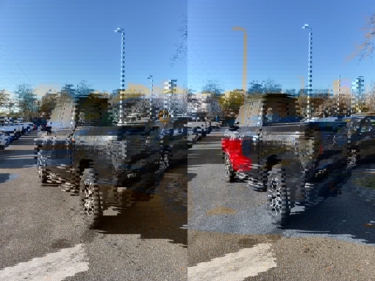 Used 2021 Nissan Titan SV w/ SV Convenience Package image 3