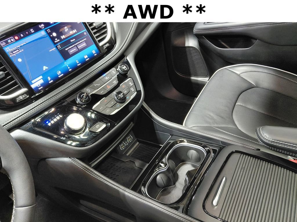 Used 2025 Chrysler Pacifica Limited w/ Trailer Tow Group AWD/4WD image 5