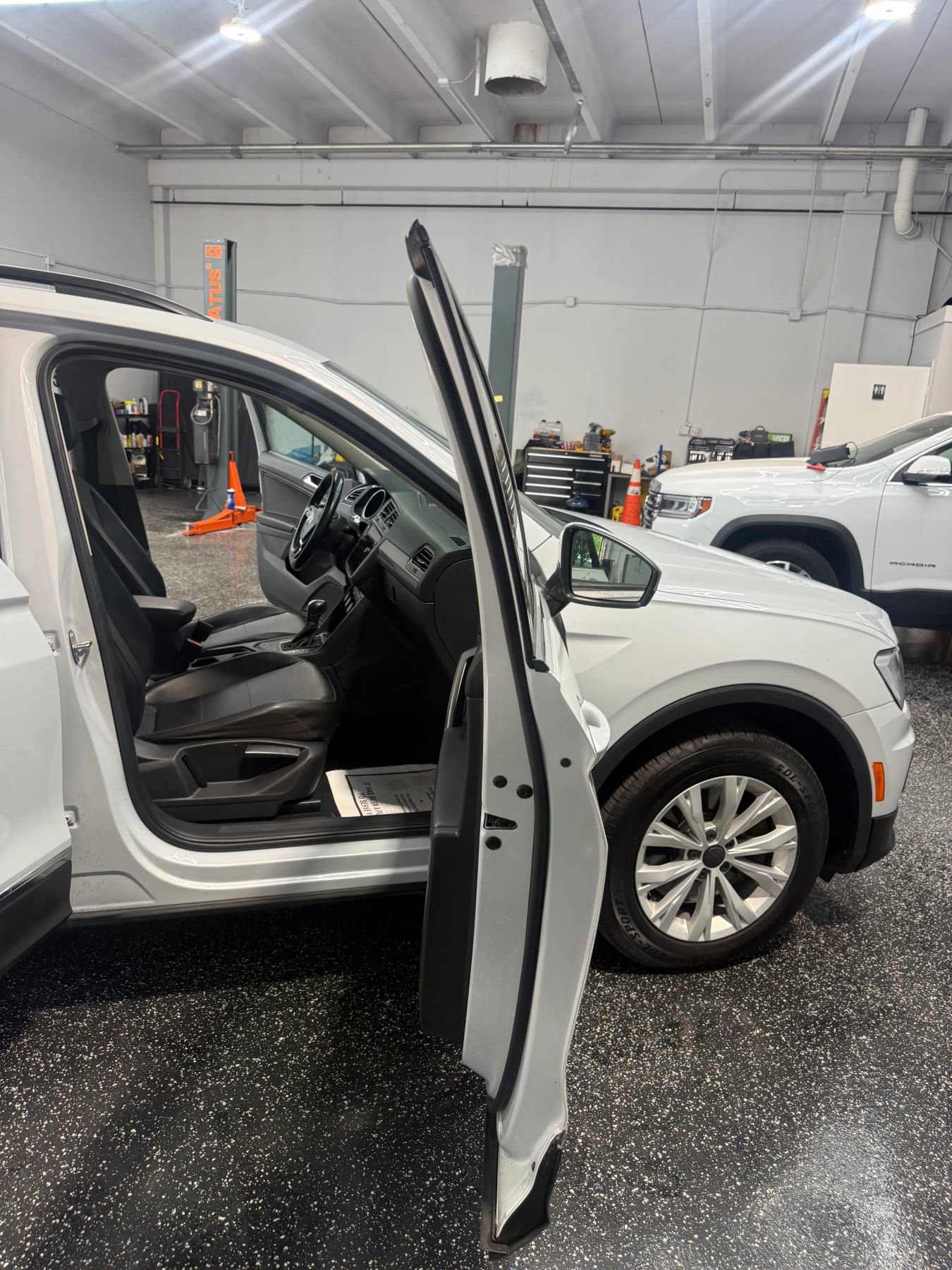 Used 2018 Volkswagen Tiguan SE w/ Panoramic Sunroof Package FWD image 32
