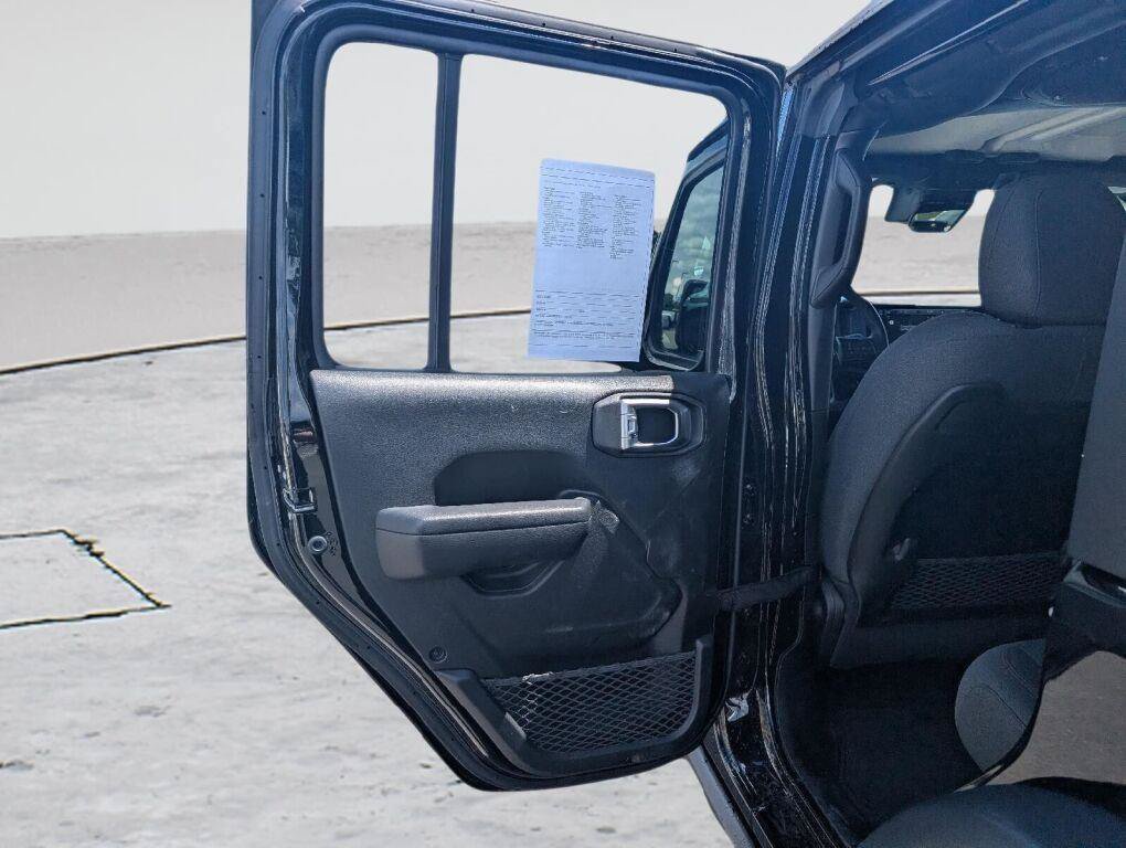 Used 2024 Jeep Wrangler Unlimited Rubicon AWD/4WD image 39
