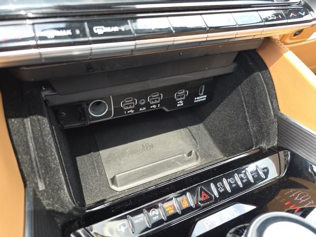 Used 2025 Jeep Grand Wagoneer Series III w/ Rear Seat Video Group 1 AWD/4WD image 22