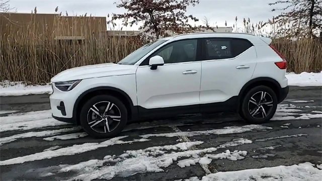 Used 2025 Volvo XC40 B5 Core image 4