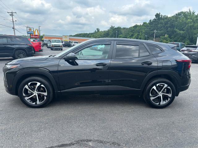 Used 2025 Chevrolet Trax RS w/ Sunroof Package FWD image 3
