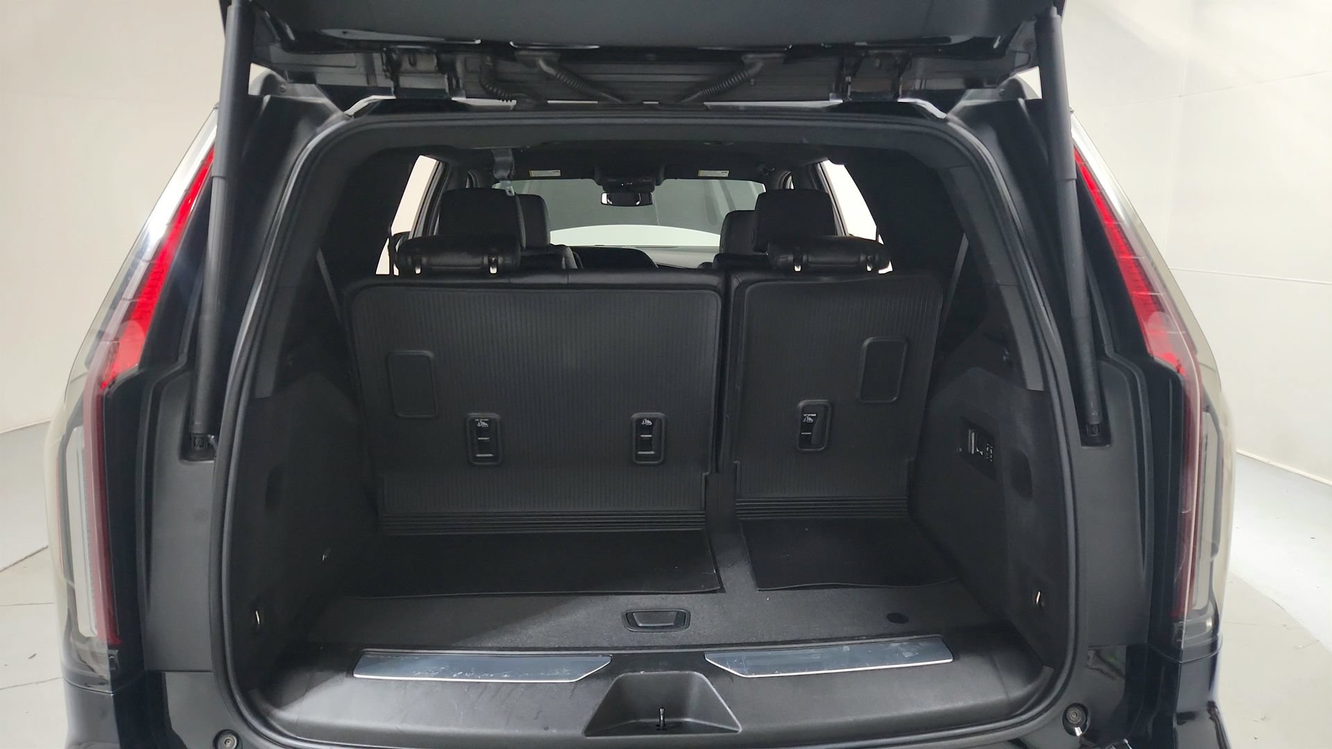 Used 2022 Cadillac Escalade Luxury w/ LPO, Floor Liner Package AWD/4WD image 25