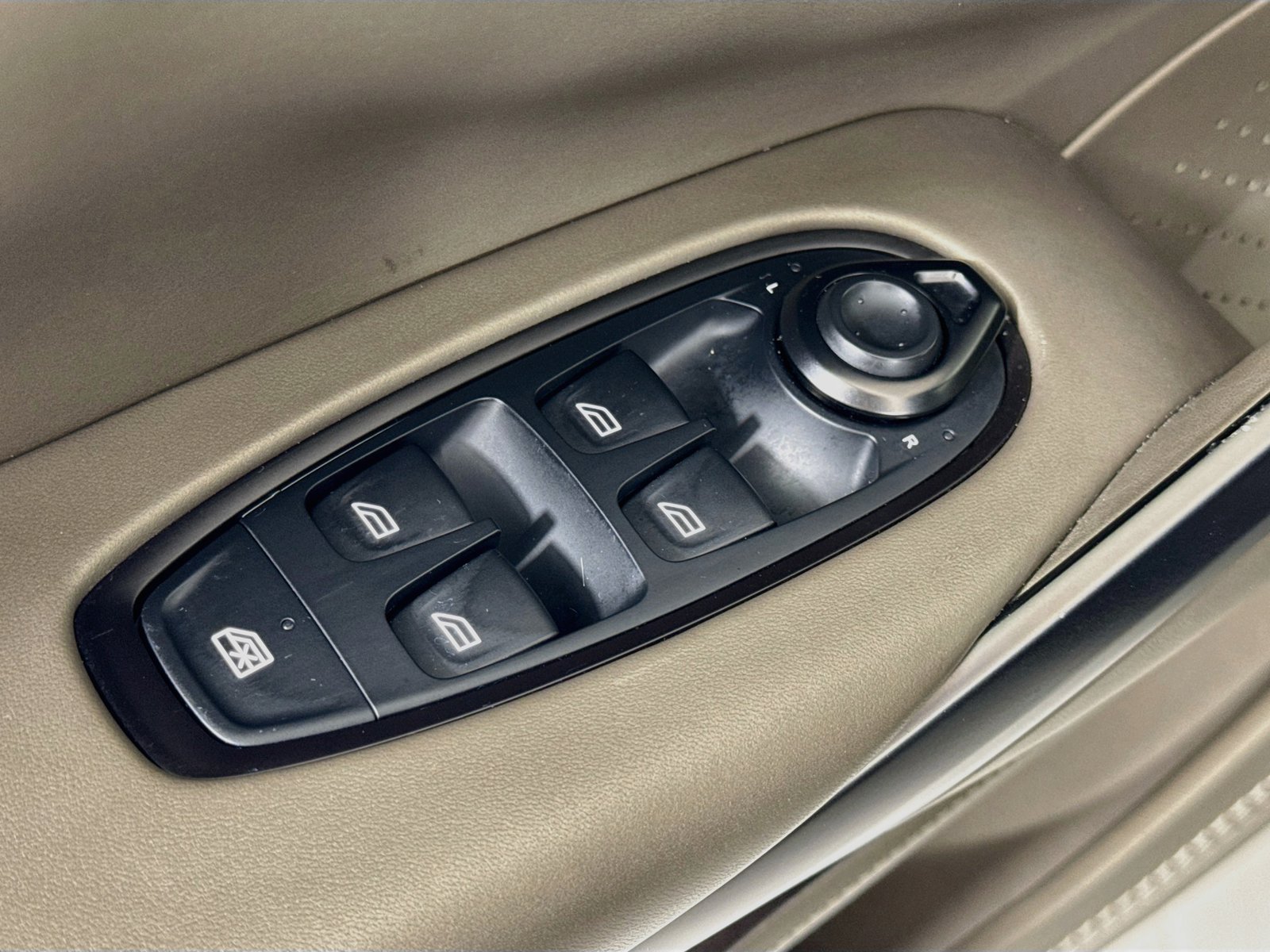 Used 2023 Aston Martin DBX AWD/4WD image 17