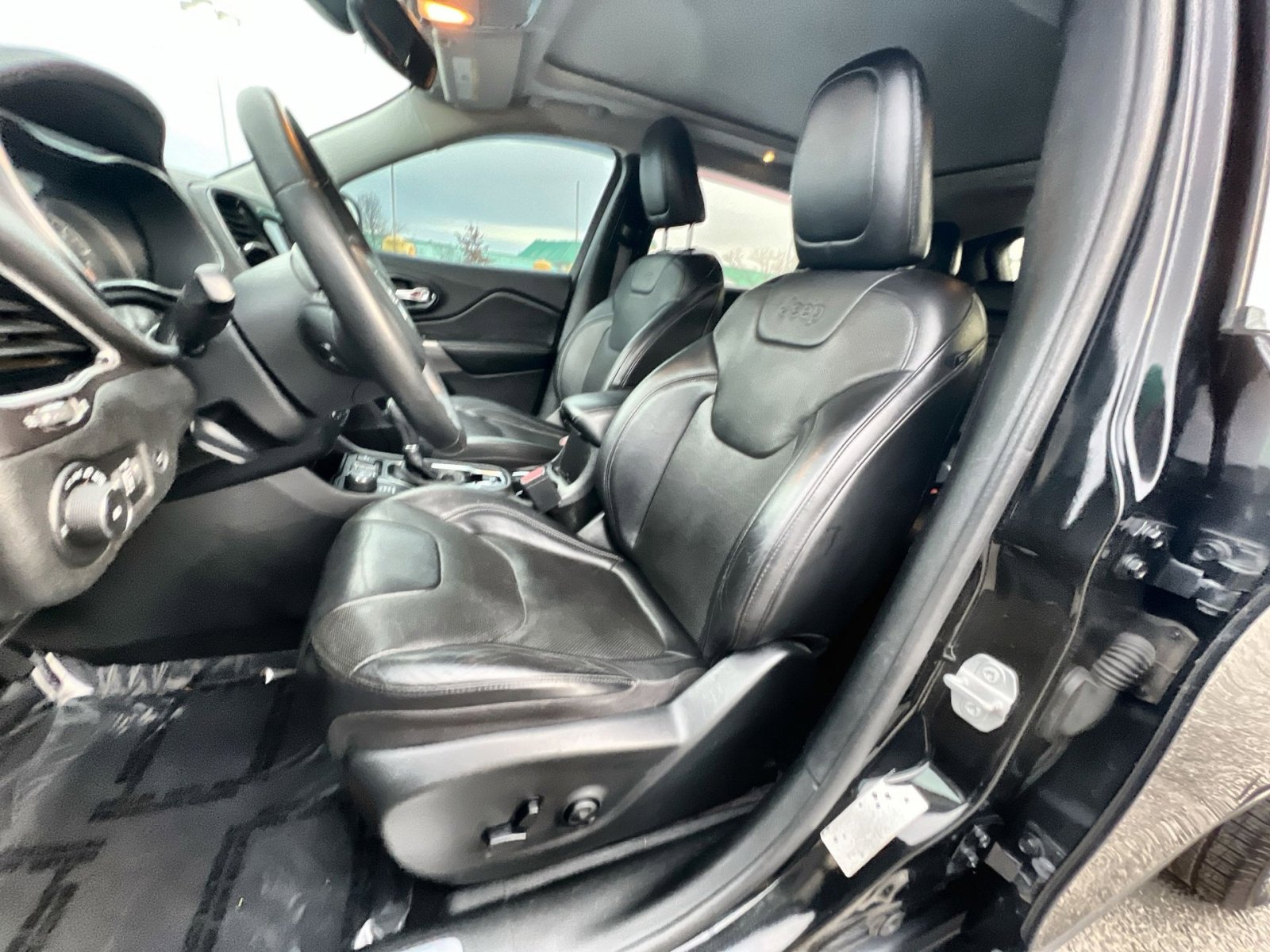Used 2019 Jeep Cherokee Limited image 13